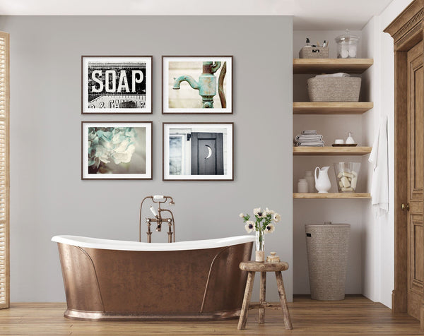 Farmhouse Bathroom | Black and White